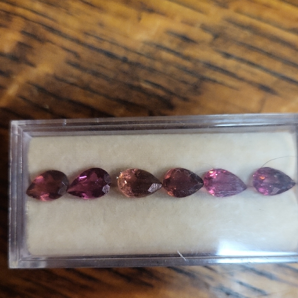 Elegant GOLDEN GARNET Gemstones Perfect For Pendant, Earr ings or Ring